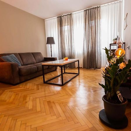 Cosy 2-Bedroom Flat - Fully Equipped Resita Exteriér fotografie